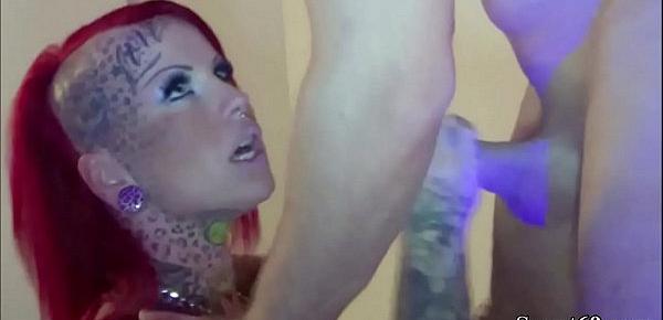Jungspund nimmt Mega Titten Tattoo Bitch nach Party zum Fick - Young Guy Seduce Huge Tit Tattoo Teen to Fuck after Party